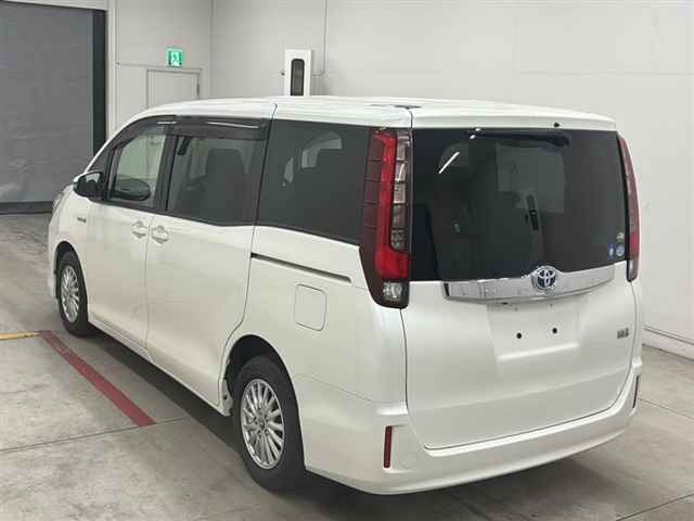 Toyota NOAH 2015 7896172-1