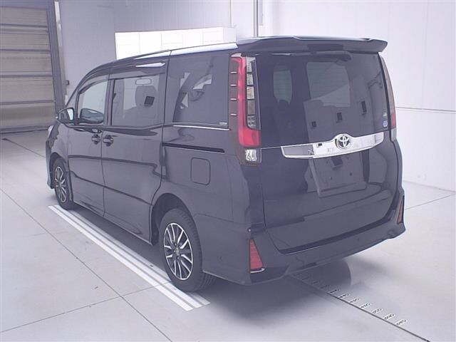 Toyota NOAH 2015 7896203-1