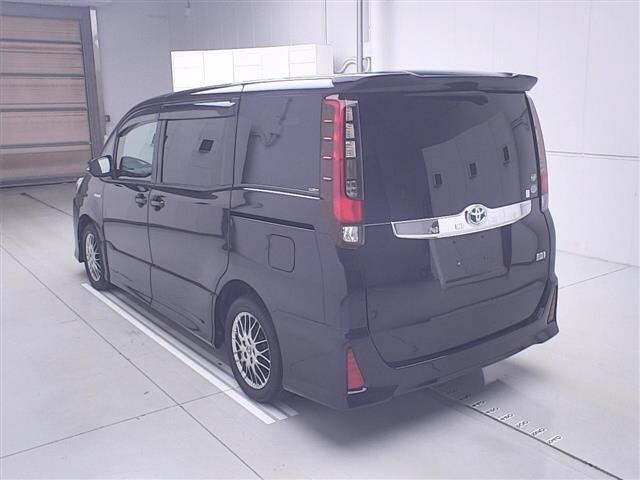Toyota NOAH 2016 7896340-1