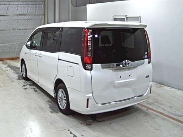 Toyota NOAH 2014 7896407-1