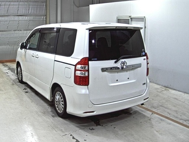 Toyota NOAH 2010 7896413-1