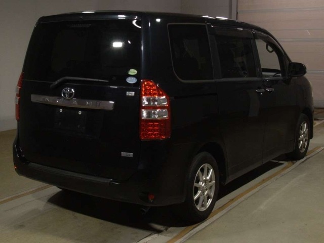 Toyota NOAH 2012 7896418-1