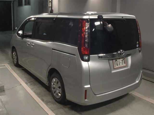 Toyota NOAH 2015 7896436-1