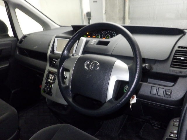 Toyota NOAH 2013 7923786-3