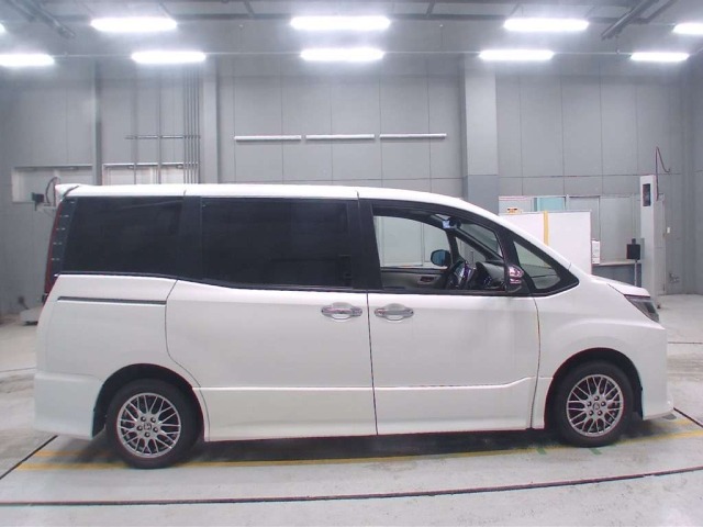 Toyota NOAH 2021 7923833-3