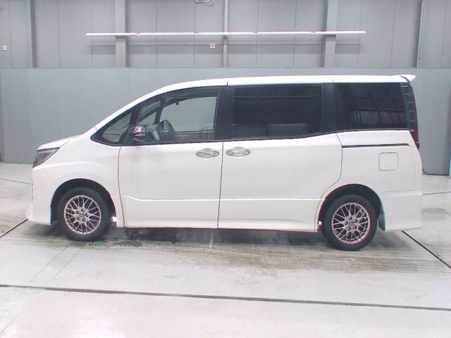 Toyota NOAH 2021 7923833-4