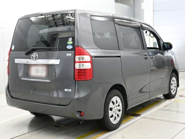 Toyota NOAH 2013 7923852-1