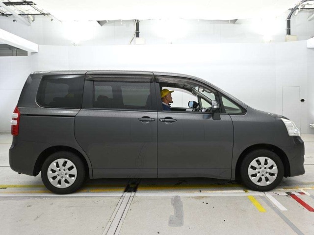 Toyota NOAH 2013 7923852-3