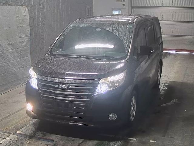 Toyota NOAH 2017 7923858-0