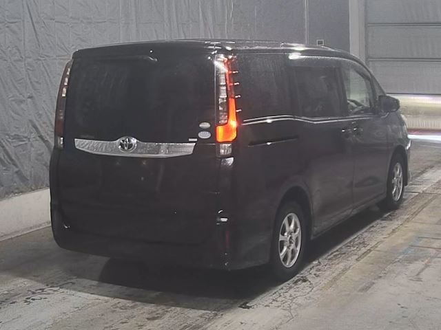 Toyota NOAH 2017 7923858-1