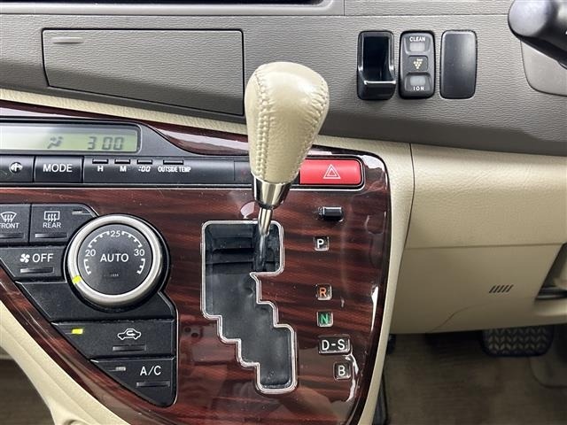 Toyota ISIS 2012 7942645-8