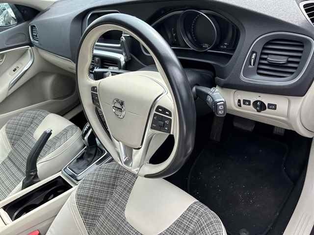 Volvo V40 2016 7936654-3