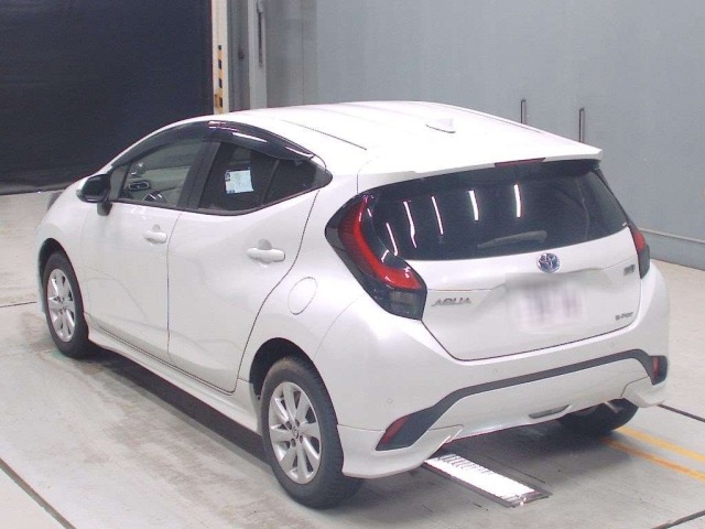 Toyota AQUA 2022 7956673-6