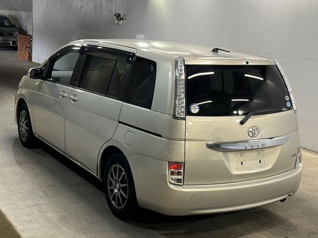 Toyota ISIS 2012 7966977-1