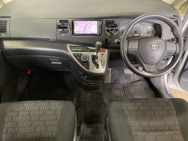 Toyota ISIS 2013 7966979-3