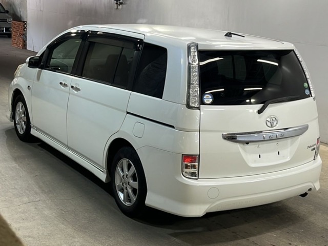 Toyota ISIS 2013 7966981-1