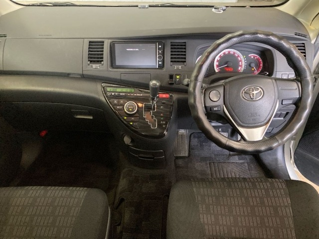 Toyota ISIS 2013 7966981-3