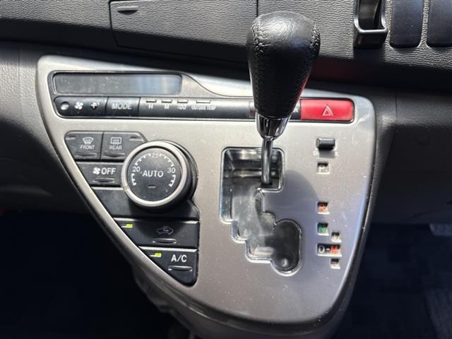 Toyota ISIS 2008 7988841-15