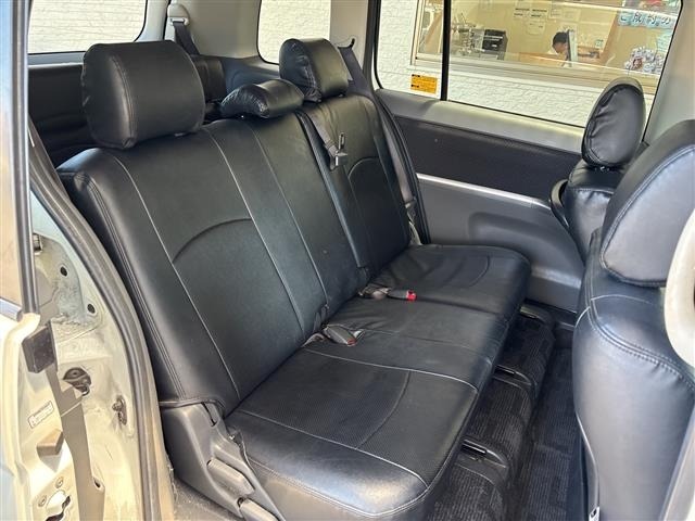 Toyota ISIS 2008 7988841-4