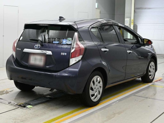 Toyota AQUA 2016 8001281-1