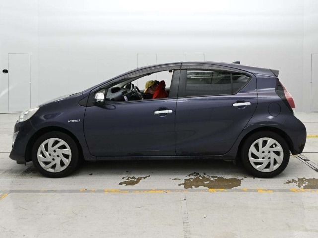Toyota AQUA 2016 8001281-4