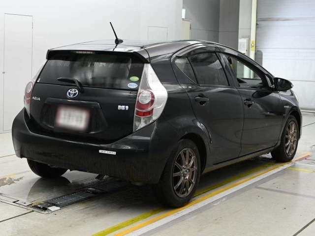 Toyota AQUA 2013 8001285-1