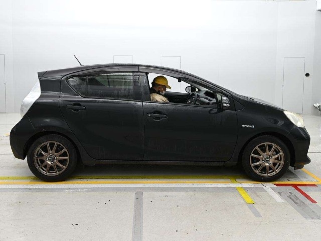 Toyota AQUA 2013 8001285-3