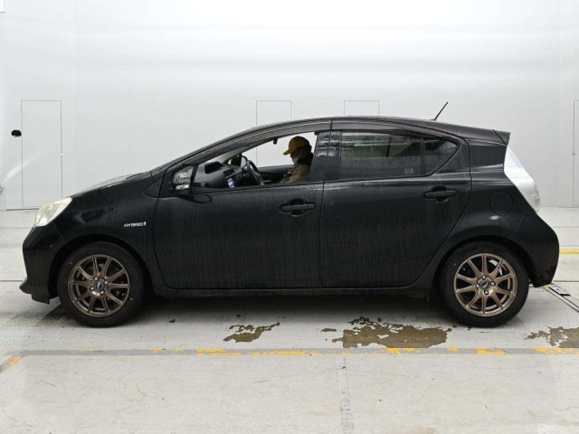 Toyota AQUA 2013 8001285-4