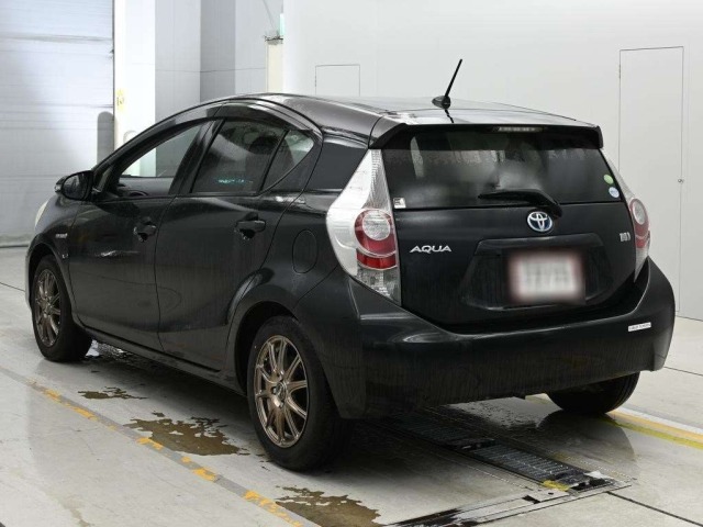 Toyota AQUA 2013 8001285-6
