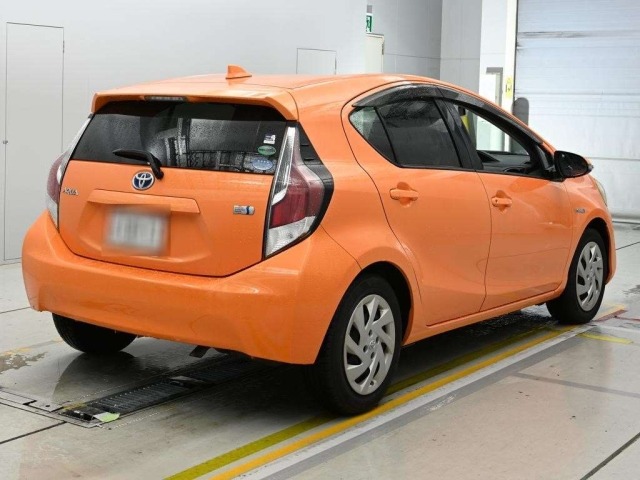 Toyota AQUA 2015 8001305-1