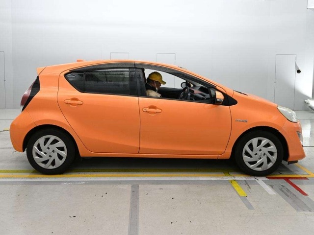 Toyota AQUA 2015 8001305-3