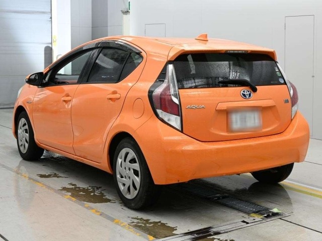 Toyota AQUA 2015 8001305-6