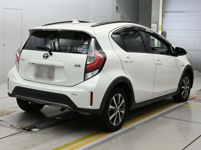 Toyota AQUA 2018 8001320-1
