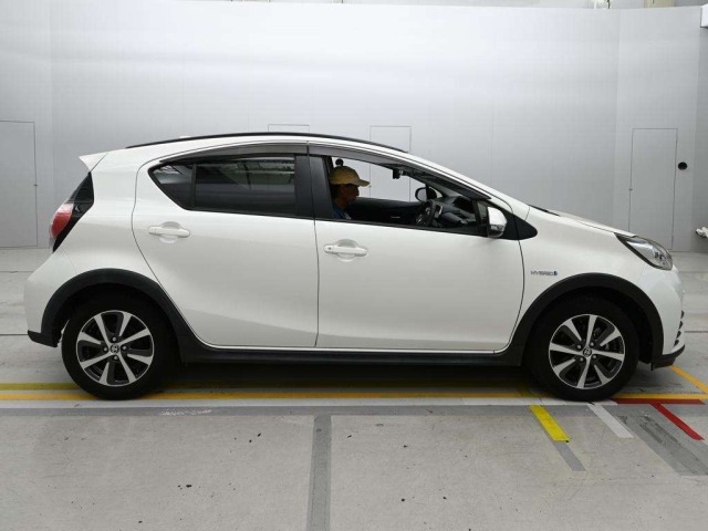 Toyota AQUA 2018 8001320-3