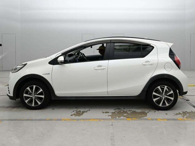 Toyota AQUA 2018 8001320-4