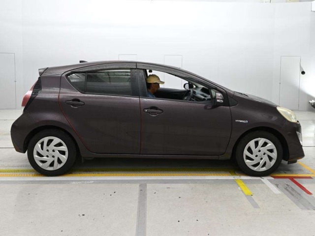 Toyota AQUA 2015 8001340-3
