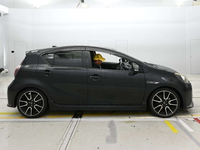 Toyota AQUA 2015 8001341-3