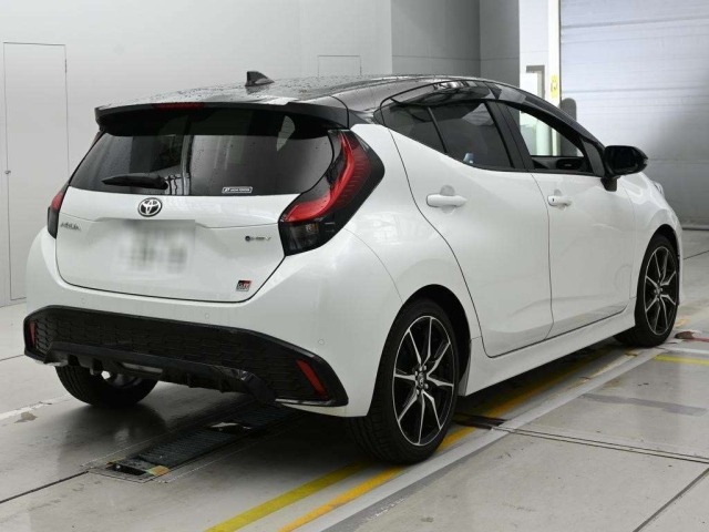 Toyota AQUA 2025 8001351-1