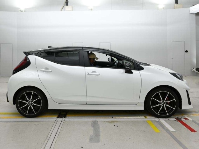 Toyota AQUA 2025 8001351-3