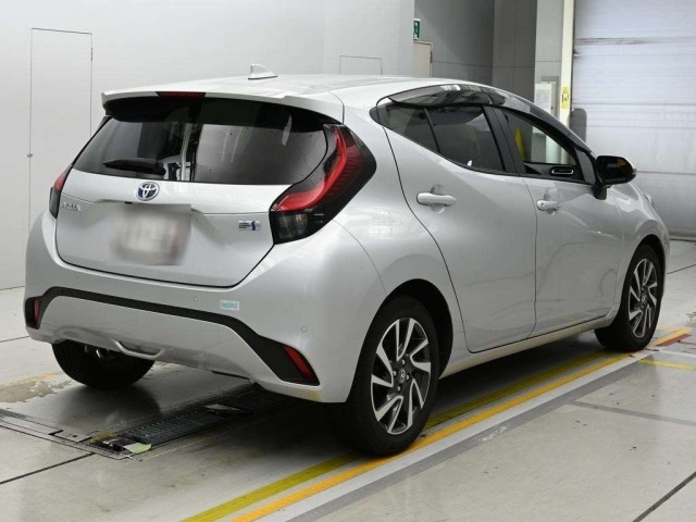 Toyota AQUA 2024 8001352-1