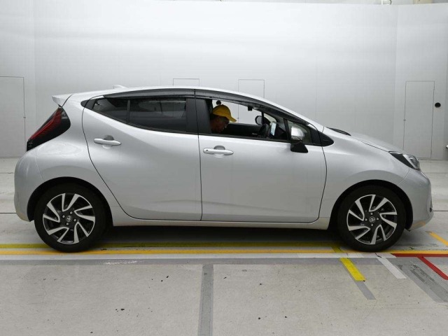 Toyota AQUA 2024 8001352-3