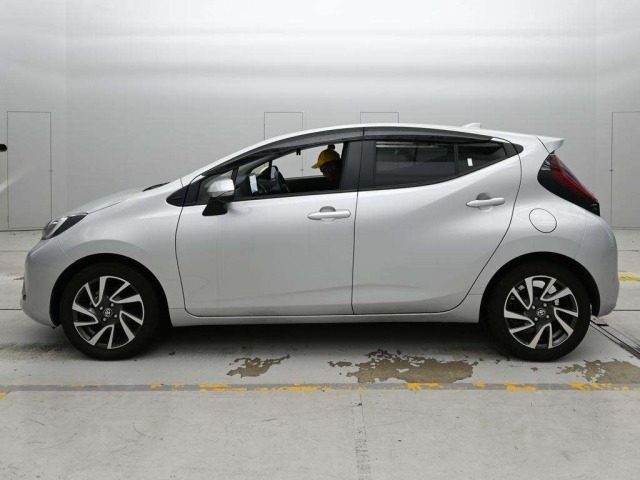 Toyota AQUA 2024 8001352-4