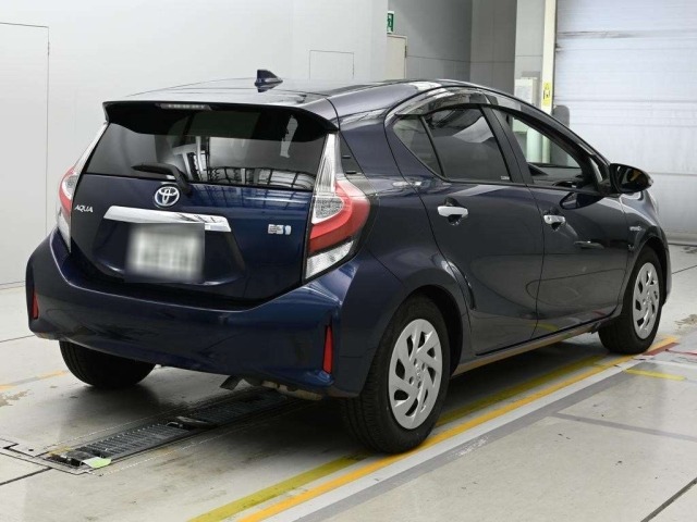 Toyota AQUA 2018 8001362-1