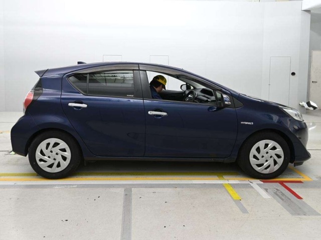 Toyota AQUA 2018 8001362-3