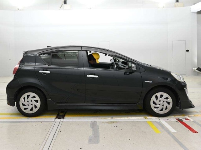 Toyota AQUA 2016 8001388-3