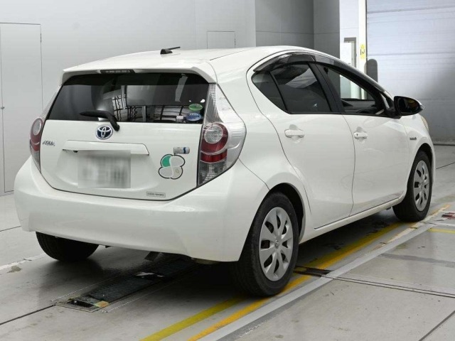 Toyota AQUA 2013 8001394-1