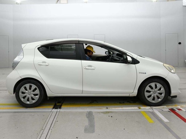 Toyota AQUA 2013 8001394-3