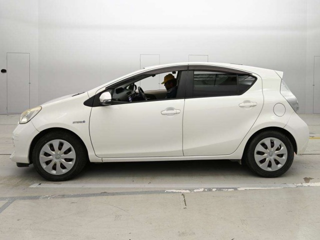 Toyota AQUA 2013 8001394-4