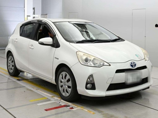 Toyota AQUA 2013 8001394-5