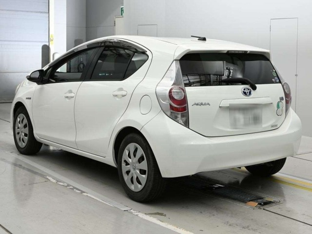Toyota AQUA 2013 8001394-6